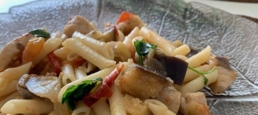 Macarrones con pez espada y berenjenas al romero