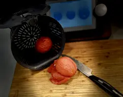 Step <p>Mientras tanto pele y trocé los tomates en dados pequeños.</p> illustration