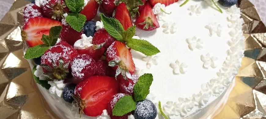 Tarta de tres leches con frutos rojos en Thermomix