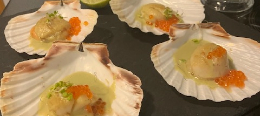 Vieiras con salsa de curry y azafrán