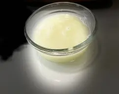 Step <p>Bate el jugo de limón y el azúcar en un tazón poco profundo hasta que el azúcar se disuelva. Sumerje rápidamente los bizcochos de soletilla en jugo de limón, dejando que se escurra el exceso; colocar en una sola capa , repetir tantas veces como desees.</p> illustration