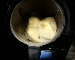 Step <p>Añade al vaso el mascarpone, el queso crema , el paquete de mezcla instantánea , la leche y la cucharadita de limón y bate 1.30/V.4 hasta que se mezclen (no batas demasiado).Añade al vaso el mascarpone, el queso crema , el paquete de mezcla instantánea , la leche y la cucharadita de limón y bate 1.30/V.4 hasta que se mezclen (no batas demasiado).</p> illustration