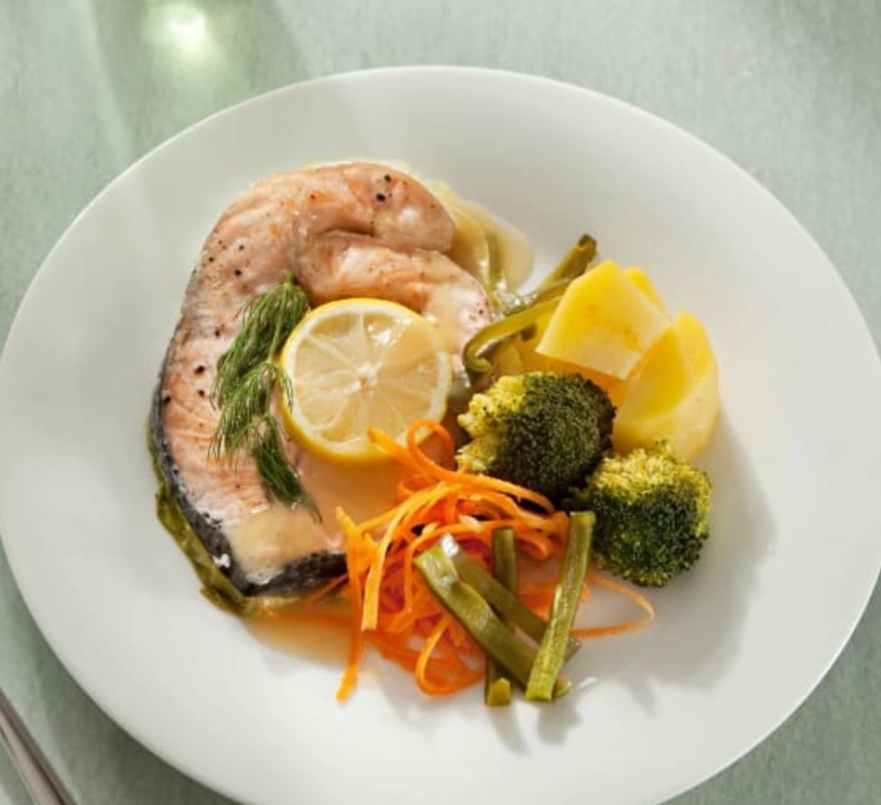 Salmón al vapor con verduras y Arroz