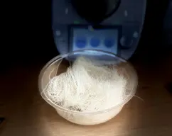 Step <p>En un bol mediano, colocamos los noodles instantáneos.</p> illustration