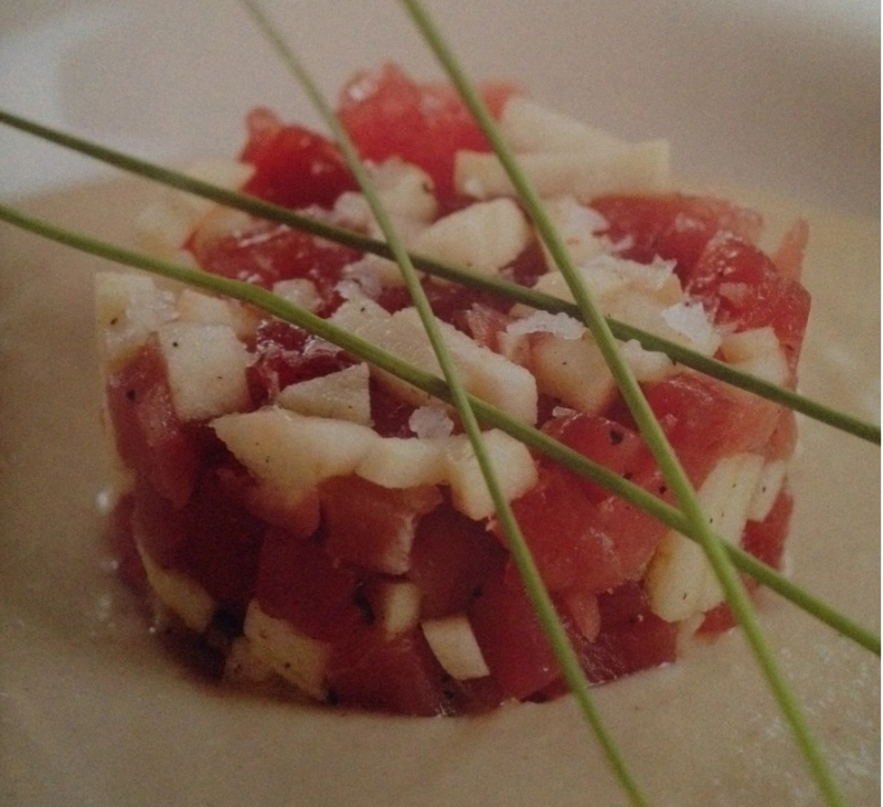Tartar de atún rojo y sopa de almendra