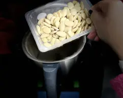 Step <p>Precalienta el horno a 180 C y forra una bandeja de horno con papel de hornear</p><p><br></p><p>Añade la avena en polvo , el eritritol, las pieles de limón y pulveriza 30 seg a velocidad 10, hasta conseguir textura tipo harinosa , reserva en un bol</p> illustration