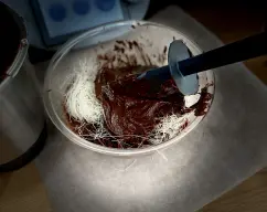 Step <p><span style="font-weight: normal;">Echamos el chocolate sobre los fideos y movemos hasta que estén bien cubiertos.</span></p> illustration