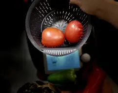 Step <p>Vierte el agua en el vaso , introduce los tomates en el cestillo y programa 5 min/Varoma/V. 1</p> illustration