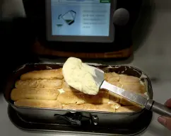 Step <p>Extienda la mitad de la mezcla de mascarpone-queso sobre la base de bizcochos. Cubra con los bizcochos restantes y extienda el resto de la mezcla encima. Cubra con film transparente y reserve en el frigorífico durante aprox. 2 horas. </p><p>Espolvoree con piel de limón rallada antes de servir.</p> illustration