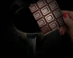 Step <p><span style="font-weight: normal;">En el vaso incorporamos el chocolate y rallar 7seg/V.7 </span></p> illustration