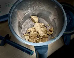 Step <p><span style="font-weight: normal;">Incorporar la mantequilla de cacahuete y fundir a fuego lento. Revolvemos hasta que quede suave.</span></p><p><br></p> illustration