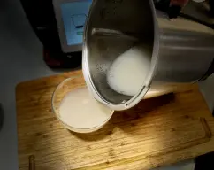 Step <p>Retire el Varoma y reserve 1/2 cubilete del líquido de la cocción . Vacíe el vaso y lavé el vaso.Quite a cada mejillón una de las valvas y las barbas si las tuviera.</p><p>A continuación ponga el líquido de la cocción en el vaso junto con <span style="-webkit-text-size-adjust: 100%;"> el pimiento la cebolla , el aceite y el vinagre y trocé durante 4 seg/v4.</span></p><p><br></p> illustration