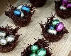 Step <p><span style="font-weight: normal;">Colocamos los huevos en los nidos y listo .</span></p><p><br></p> illustration