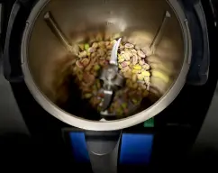 Step <p>Para la crema de pistachos ,añade al vaso los pistachos tostados y sin cáscara 80 g de pistachos y tritura hasta obtener una textura crema 2 min/velocidad 10 4 min/velocidad 10</p> illustration