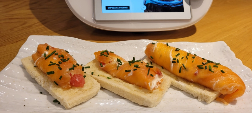 ROLLITOS DE SALMON SOBRE TOSTA CON PARMESANO CON THERMOMIX EN MÉNDEZ ÁLVARO