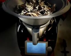 Step <p>Con la muesca de la espátula extraiga el cestillo . Situé el Varoma y programé 13 min/Varoma /V.2</p> illustration