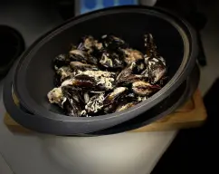 Step <p>Mientras limpia los mejillones póngalos en el Varoma , tape y reserve.</p> illustration