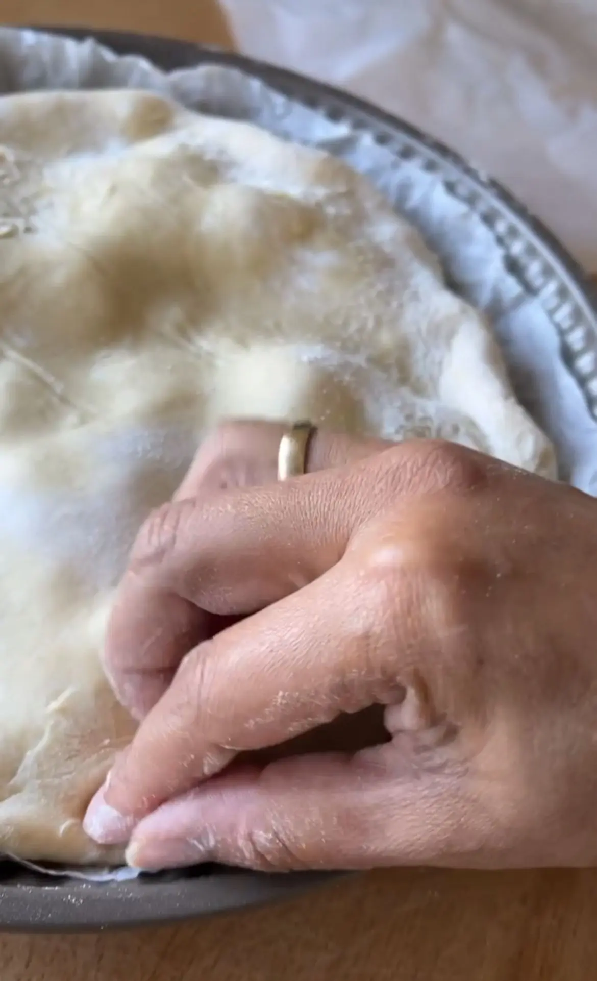 Step Con un rodillo, extienda la masa y forme un círculo de aprox. Ø 26 cm. Cubra con él las manzanas y, con la espátula, introduzca la masa muy bien por los laterales interiores hacia la base del molde. Pinche con un tenedor toda la superficie. illustration