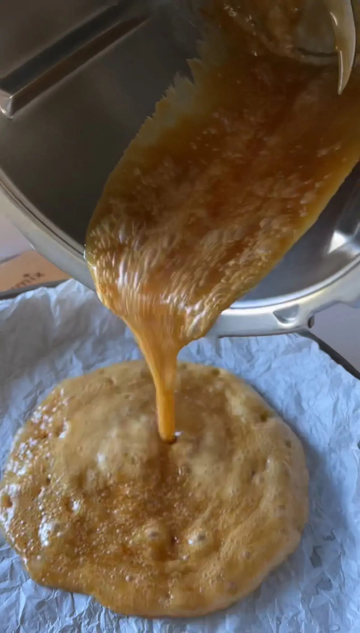 Step Ponga en el vaso el azúcar, la mantequilla, 30 g de agua y el zumo de limón e inicie Puntos del azúcar. Mientras tanto, pele las manzanas, córtelas en cuartos y cada cuarto por la mitad. Reserve. Vierta el caramelo en molde preparado, distribuya los trozos de manzana por la base del molde y reserve. illustration