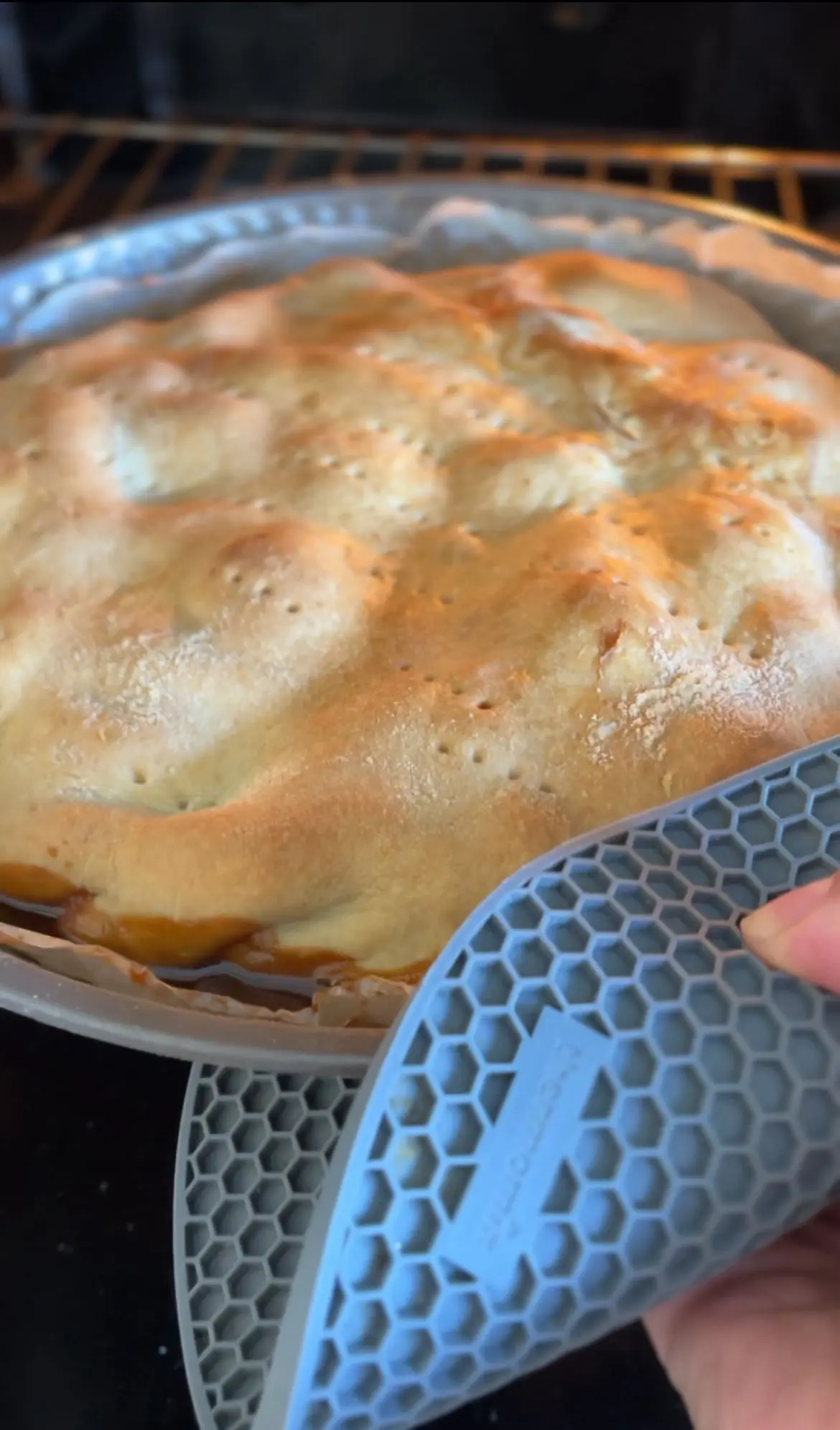 Step Hornee durante 30 minutos (220°C) o hasta que esté dorada. Retire la tarta del horno y vuélquela directamente sobre la fuente donde la vaya a servir, antes de que el caramelo se enfríe. illustration