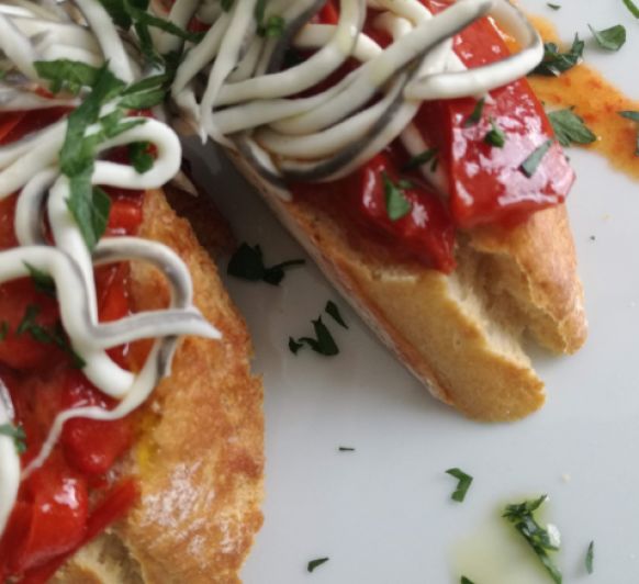 Pimiento rojo en su pilpil y gulas hecho en Thermomix® en tosta o en cazuela