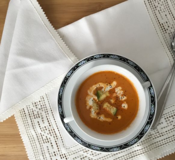 Buscando que hacer con un pimiento, me encontré con esta Sopa de pimiento rojo y calabacín