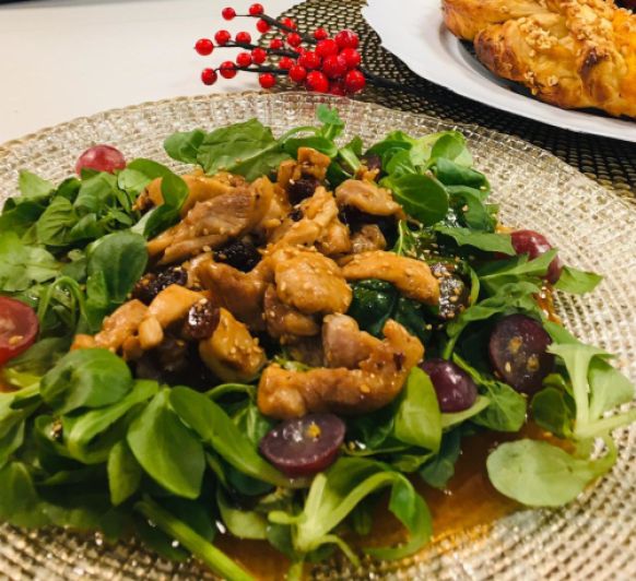Ensalada con pollo dorado, uvas y pasas con Thermomix® (Delegación Méndez Álvaro)