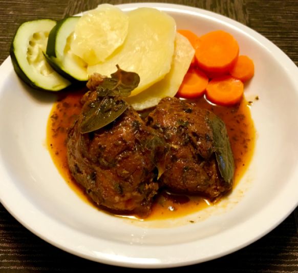 Un delicioso plato de domingo: carrilleras al pimentón con verduras