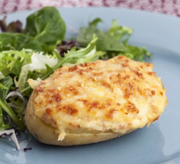 Patatas rellenas de gambas.