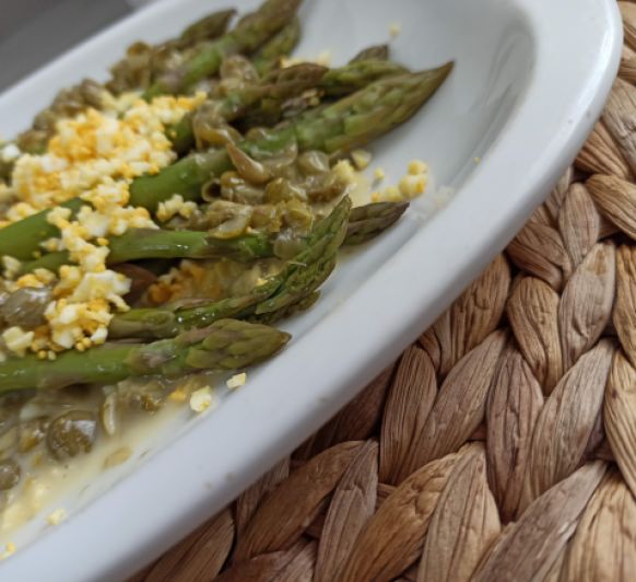 Receta de espárragos trigueros con salsa de alcaparras