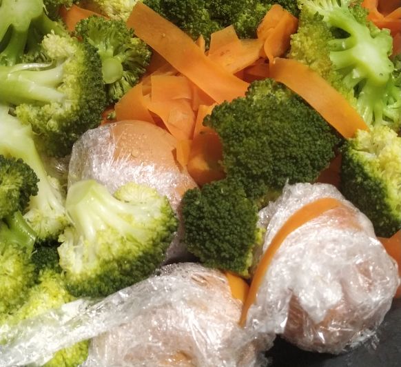 Menú: Crema de zanahoria y patata. Salmón al vapor con verduras