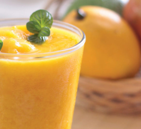Zumo integral de mango, naranja y fresas