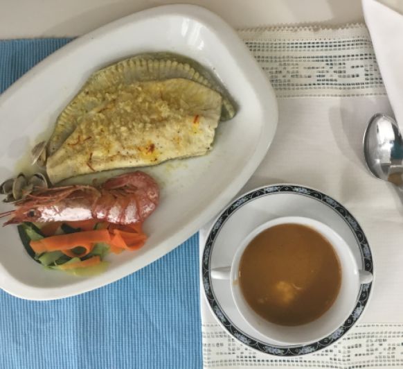 Menú completo: Sopa de gambas con arroz y rodaballo con almejas y verduras.