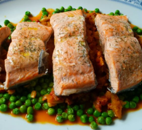 Lomos de pescado y guisantes con jamón al pimentón
