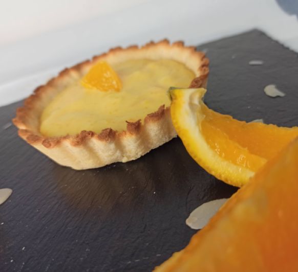 Tartaleta de almendra rellena de crema de naranja sin azúcar y sin gluten hecho en Thermomix®